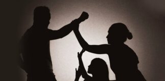 Toplumun temel yapı taşı olarak kabul edilen aile kurumunda yaşanan aile içi cinayetler, yalnızca bireysel trajedilerle sınırlı kalmayan, geniş çaplı sosyal etkiler doğuran ağır suçlar arasında yer alıyor. Bu tür olaylar, yakın ilişkiler içinde gerçekleştiği için hem mağdurlar hem de kamuoyu üzerinde derin bir sarsıntı yaratıyor. Güven, sevgi ve dayanışma üzerine kurulu olması beklenen aile ortamının şiddetle anılması, toplumda ciddi bir kırılma hissine yol açıyor. Konulu bir haber görseli.