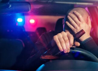 Türkiye’de trafik kazalarının en önemli nedenlerinden biri olarak öne çıkan alkollü araç kullanımı, her yıl binlerce insanın hayatını kaybetmesine ya da kalıcı şekilde yaralanmasına yol açıyor. Alkolün sürücü üzerindeki etkileri bilimsel olarak net biçimde ortaya konulmuş olmasına rağmen, direksiyon başına alkollü geçme alışkanlığı hâlâ ciddi bir sorun olmaya devam ediyor. Uzmanlar, bu durumun yalnızca bireysel bir tercih değil, toplumun tamamını ilgilendiren bir güvenlik meselesi olduğuna dikkat çekiyor. Konulu bir haber görseli.