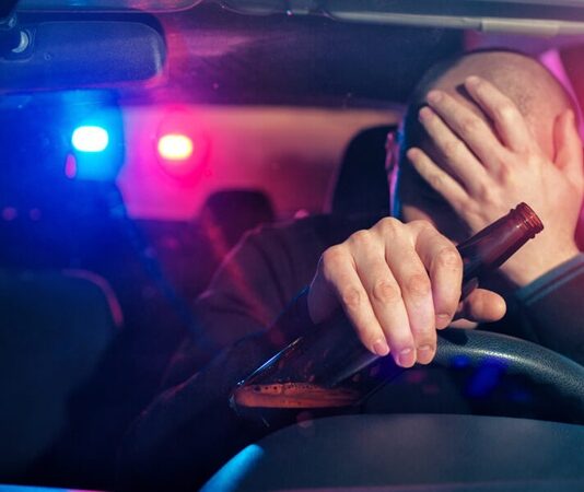 Türkiye’de trafik kazalarının en önemli nedenlerinden biri olarak öne çıkan alkollü araç kullanımı, her yıl binlerce insanın hayatını kaybetmesine ya da kalıcı şekilde yaralanmasına yol açıyor. Alkolün sürücü üzerindeki etkileri bilimsel olarak net biçimde ortaya konulmuş olmasına rağmen, direksiyon başına alkollü geçme alışkanlığı hâlâ ciddi bir sorun olmaya devam ediyor. Uzmanlar, bu durumun yalnızca bireysel bir tercih değil, toplumun tamamını ilgilendiren bir güvenlik meselesi olduğuna dikkat çekiyor. Konulu bir haber görseli.