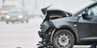 Son yıllarda artış gösteren araç çarpışmaları, trafik güvenliği konusunu yeniden gündeme taşıdı. Büyükşehirlerde yoğunlaşan trafik akışı, artan araç sayısı ve sürücü hataları, her geçen gün daha fazla trafik kazası yaşanmasına neden oluyor. Emniyet birimlerinin paylaştığı veriler, özellikle şehir içi kavşaklar ve otoyollarda meydana gelen çarpışmaların ciddi sonuçlar doğurduğunu ortaya koyuyor. Konulu bir haber görseli.