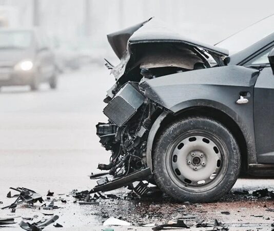 Son yıllarda artış gösteren araç çarpışmaları, trafik güvenliği konusunu yeniden gündeme taşıdı. Büyükşehirlerde yoğunlaşan trafik akışı, artan araç sayısı ve sürücü hataları, her geçen gün daha fazla trafik kazası yaşanmasına neden oluyor. Emniyet birimlerinin paylaştığı veriler, özellikle şehir içi kavşaklar ve otoyollarda meydana gelen çarpışmaların ciddi sonuçlar doğurduğunu ortaya koyuyor. Konulu bir haber görseli.