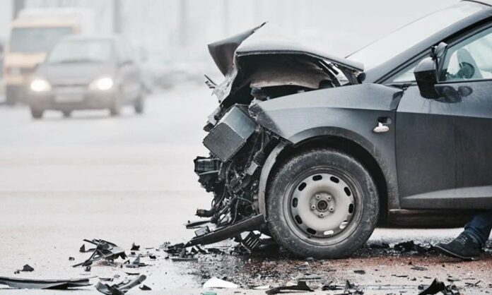 Son yıllarda artış gösteren araç çarpışmaları, trafik güvenliği konusunu yeniden gündeme taşıdı. Büyükşehirlerde yoğunlaşan trafik akışı, artan araç sayısı ve sürücü hataları, her geçen gün daha fazla trafik kazası yaşanmasına neden oluyor. Emniyet birimlerinin paylaştığı veriler, özellikle şehir içi kavşaklar ve otoyollarda meydana gelen çarpışmaların ciddi sonuçlar doğurduğunu ortaya koyuyor. Konulu bir haber görseli.