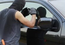 Araç Hırsızlığı Kent Yaşamında Güvenlik Endişesini Artırıyor Günümüzde motorlu taşıt sayısının artmasıyla birlikte araç hırsızlığı, şehir yaşamının en yaygın ve en çok kaygı yaratan suç türlerinden biri haline gelmiştir. Otomobiller, motosikletler ve ticari araçlar, hem bireysel kullanım hem de ekonomik değer açısından önemli olduğu için suç örgütlerinin ve bireysel faillerin odağında yer alır. Bir aracın çalınması, yalnızca maddi kayıp anlamına gelmez; aynı zamanda günlük hayatın aksaması, güven duygusunun zedelenmesi ve uzun süren hukuki süreçlerle karşı karşıya kalınması gibi sonuçlar doğurur. Konulu bir haber görseli.