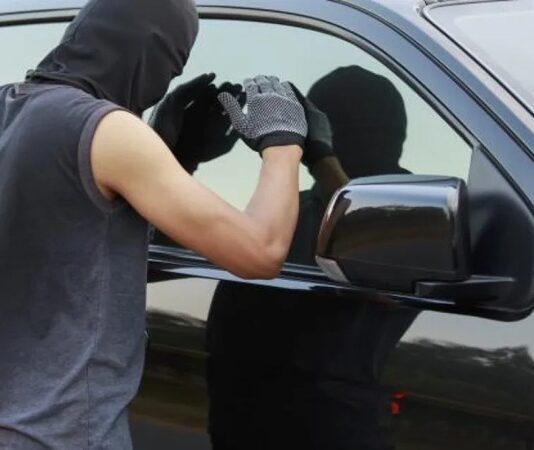 Günümüzde motorlu taşıt sayısının artmasıyla birlikte araç hırsızlığı, şehir yaşamının en yaygın ve en çok kaygı yaratan suç türlerinden biri haline gelmiştir. Otomobiller, motosikletler ve ticari araçlar, hem bireysel kullanım hem de ekonomik değer açısından önemli olduğu için suç örgütlerinin ve bireysel faillerin odağında yer alır. Bir aracın çalınması, yalnızca maddi kayıp anlamına gelmez; aynı zamanda günlük hayatın aksaması, güven duygusunun zedelenmesi ve uzun süren hukuki süreçlerle karşı karşıya kalınması gibi sonuçlar doğurur. Konulu bir haber görseli.