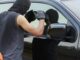 Günümüzde motorlu taşıt sayısının artmasıyla birlikte araç hırsızlığı, şehir yaşamının en yaygın ve en çok kaygı yaratan suç türlerinden biri haline gelmiştir. Otomobiller, motosikletler ve ticari araçlar, hem bireysel kullanım hem de ekonomik değer açısından önemli olduğu için suç örgütlerinin ve bireysel faillerin odağında yer alır. Bir aracın çalınması, yalnızca maddi kayıp anlamına gelmez; aynı zamanda günlük hayatın aksaması, güven duygusunun zedelenmesi ve uzun süren hukuki süreçlerle karşı karşıya kalınması gibi sonuçlar doğurur. Konulu bir haber görseli.
