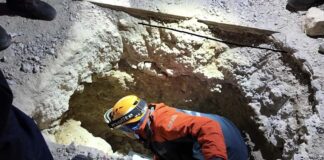 Doğal afetler, kazalar ve kayıp vakaları sonrasında devreye giren arama kurtarma operasyonları, insan hayatını korumaya yönelik en kritik çalışmalar arasında yer alıyor. Deprem, sel, çığ, yangın ve maden kazaları gibi olaylarda ilk saatler hayati önem taşırken, profesyonel ekiplerin hızlı müdahalesi can kaybını önemli ölçüde azaltabiliyor. Uzmanlara göre etkili bir acil müdahale planı olmadan başarılı sonuç elde etmek oldukça zor. Konulu bir haber görseli.