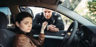 Türkiye’de her geçen yıl artan trafik suçları, yalnızca bireysel hatalar olarak değil, toplumsal güvenliği doğrudan etkileyen ciddi bir sorun olarak değerlendiriliyor. Şehir içi ve şehirler arası yollarda yaşanan kazaların önemli bir bölümü, trafik kurallarının bilinçli şekilde ihlal edilmesinden kaynaklanıyor. Uzmanlar, bu durumun can kayıplarını artırdığı gibi ekonomik ve psikolojik sonuçlar da doğurduğuna dikkat çekiyor. Konulu bir haber görseli.