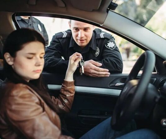 Türkiye’de her geçen yıl artan trafik suçları, yalnızca bireysel hatalar olarak değil, toplumsal güvenliği doğrudan etkileyen ciddi bir sorun olarak değerlendiriliyor. Şehir içi ve şehirler arası yollarda yaşanan kazaların önemli bir bölümü, trafik kurallarının bilinçli şekilde ihlal edilmesinden kaynaklanıyor. Uzmanlar, bu durumun can kayıplarını artırdığı gibi ekonomik ve psikolojik sonuçlar da doğurduğuna dikkat çekiyor. Konulu bir haber görseli.