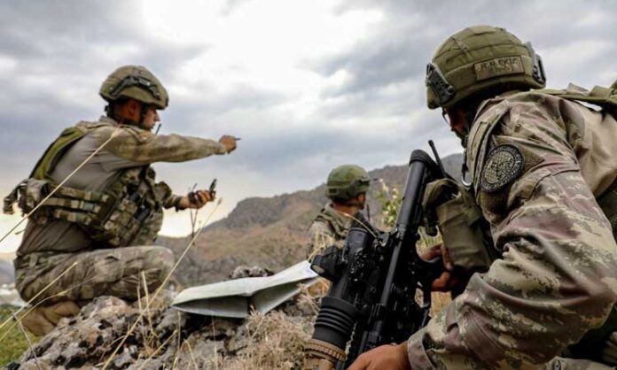 Askeri Operasyonlar Güvenlik Stratejilerinin Şekillenmesinde Belirleyici Rol Oynuyor Günümüz dünyasında askeri operasyonlar, devletlerin güvenlik politikalarının en önemli unsurlarından biri olarak öne çıkıyor. Bölgesel çatışmalar, sınır güvenliği sorunları ve uluslararası tehditler, askeri operasyonların hem kapsamını hem de yöntemlerini sürekli olarak değiştiriyor. Uzmanlar, askeri operasyonların yalnızca sahadaki askeri başarıyla değil, aynı zamanda diplomatik, hukuki ve toplumsal sonuçlarıyla birlikte değerlendirilmesi gerektiğini vurguluyor. Konulu bir haber görseli.