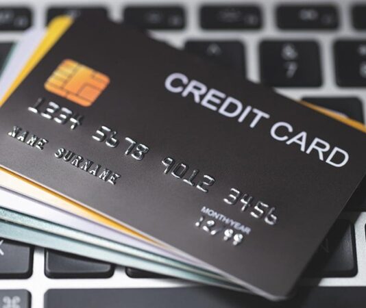 Son yıllarda teknolojinin hızla gelişmesiyle birlikte finansal işlemler büyük ölçüde dijital ortama taşındı. Ancak bu dönüşüm, beraberinde yeni suç türlerini de getirdi. Özellikle banka kartı dolandırıcılığı, hem bireysel kullanıcıları hem de finans kurumlarını hedef alan ciddi bir güvenlik sorunu haline geldi. Uzmanlara göre internet alışverişinin yaygınlaşması, temassız ödeme sistemlerinin artması ve mobil bankacılık uygulamalarının yoğun kullanımı, suçlular için yeni fırsatlar yaratıyor. Konulu bir haber görseli.