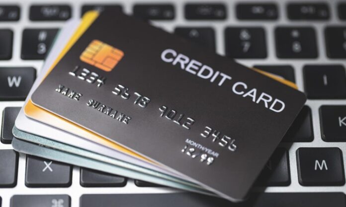 Son yıllarda teknolojinin hızla gelişmesiyle birlikte finansal işlemler büyük ölçüde dijital ortama taşındı. Ancak bu dönüşüm, beraberinde yeni suç türlerini de getirdi. Özellikle banka kartı dolandırıcılığı, hem bireysel kullanıcıları hem de finans kurumlarını hedef alan ciddi bir güvenlik sorunu haline geldi. Uzmanlara göre internet alışverişinin yaygınlaşması, temassız ödeme sistemlerinin artması ve mobil bankacılık uygulamalarının yoğun kullanımı, suçlular için yeni fırsatlar yaratıyor. Konulu bir haber görseli.