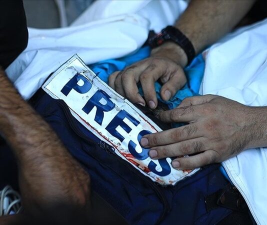 Basın Suçları Medya Özgürlüğü Ve Hukuki Sınırlar Arasında İnce Çizgi Basın, demokratik toplumların vazgeçilmez unsurlarından biri olarak kamuoyunu bilgilendirme görevini üstlenir. Gazeteler, televizyonlar, internet haber siteleri ve sosyal medya üzerinden yapılan yayınlar, toplumun gündemi takip etmesini sağlar. Ancak bu güçlü etki alanı, beraberinde ciddi sorumluluklar da getirir. Bu noktada basın suçları, ifade özgürlüğü ile hukuki sınırlar arasındaki hassas dengeyi gündeme taşır. Konulu bir haber görseli.