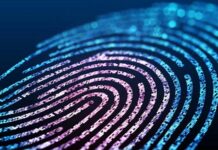 Biyometrik teknolojilerin yaygınlaşmasıyla birlikte parmak izi kullanımı, kamu güvenliğinden özel sektöre kadar geniş bir alanda temel kimlik doğrulama yöntemlerinden biri haline gelmiştir. Ancak parmak izinin yalnızca alınması değil, bu verinin nasıl saklandığı, ne kadar süre muhafaza edildiği ve hangi şartlarda silindiği de en az toplama süreci kadar önemlidir. Veri saklama süreleri, kişisel verilerin korunması, hukuki sorumluluklar ve toplumsal güven açısından kritik bir başlık olarak öne çıkmaktadır. Konulu bir haber görseli.