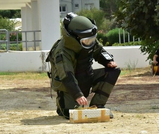 Bomba ihbarları, son yıllarda şehir yaşamının en hassas başlıklarından biri haline geldi. Kamu kurumları, alışveriş merkezleri, okullar ve ulaşım hatları gibi yoğun kullanılan alanlara yönelik yapılan ihbarlar, çoğu zaman gerçek bir tehdit içermese bile ciddi güvenlik protokollerinin devreye alınmasına neden oluyor. Uzmanlara göre bomba ihbarları, yalnızca güvenlik güçlerini değil, toplumun tamamını etkileyen çok katmanlı bir sorun olarak ele alınmalı. Konulu bir haber görseli.