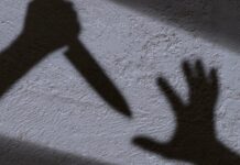 Türkiye genelinde son dönemde gündeme gelen yaralama vakaları, hem kamuoyunda hem de güvenlik birimlerinde ciddi bir endişe yaratıyor. Özellikle büyükşehirlerde artış gösterdiği belirtilen adli olaylar, mahalle aralarından kalabalık caddelere kadar farklı alanlarda yaşanabiliyor. Uzmanlar, bireysel öfke kontrol problemlerinden sosyal gerilimlere kadar pek çok faktörün bu tür olayların arka planında yer aldığını ifade ediyor. Konulu bir haber görseli.