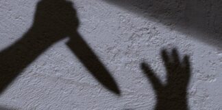 Türkiye genelinde son dönemde gündeme gelen yaralama vakaları, hem kamuoyunda hem de güvenlik birimlerinde ciddi bir endişe yaratıyor. Özellikle büyükşehirlerde artış gösterdiği belirtilen adli olaylar, mahalle aralarından kalabalık caddelere kadar farklı alanlarda yaşanabiliyor. Uzmanlar, bireysel öfke kontrol problemlerinden sosyal gerilimlere kadar pek çok faktörün bu tür olayların arka planında yer aldığını ifade ediyor. Konulu bir haber görseli.