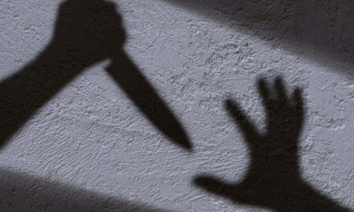 Türkiye genelinde son dönemde gündeme gelen yaralama vakaları, hem kamuoyunda hem de güvenlik birimlerinde ciddi bir endişe yaratıyor. Özellikle büyükşehirlerde artış gösterdiği belirtilen adli olaylar, mahalle aralarından kalabalık caddelere kadar farklı alanlarda yaşanabiliyor. Uzmanlar, bireysel öfke kontrol problemlerinden sosyal gerilimlere kadar pek çok faktörün bu tür olayların arka planında yer aldığını ifade ediyor. Konulu bir haber görseli.