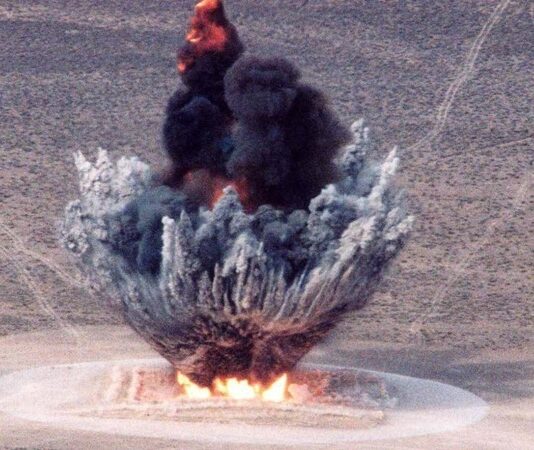 Son dönemde farklı şehirlerde meydana gelen patlamalar, kamuoyunda geniş yankı uyandırdı. Sanayi tesislerinden apartman dairelerine, iş yerlerinden açık alanlara kadar farklı noktalarda yaşanan olaylar, hem can kaybı hem de maddi hasar açısından ciddi sonuçlar doğurabiliyor. Yetkililer, her bir patlama olayı sonrasında kapsamlı inceleme başlatıldığını ve olayın nedeninin teknik raporlarla netleştirildiğini belirtiyor. Konulu bir haber görseli.