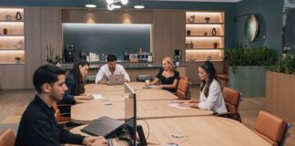 Modern iş hayatında verimlilik, sürdürülebilirlik ve kurumsal başarı kadar önemli bir diğer unsur da güvenli ve adil bir çalışma ortamıdır. Ancak son yıllarda farklı sektörlerden gelen şikâyetler, çalışma ortamı suçlarının giderek arttığını ve çalışanlar için ciddi bir risk alanı oluşturduğunu göstermektedir. Fiziksel güvenlik ihlallerinden psikolojik baskıya, iş sağlığı kurallarının ihlalinden gizli suçlara kadar pek çok sorun, çalışma hayatının görünmeyen yüzünü oluşturmaktadır. Konulu bir haber görseli.