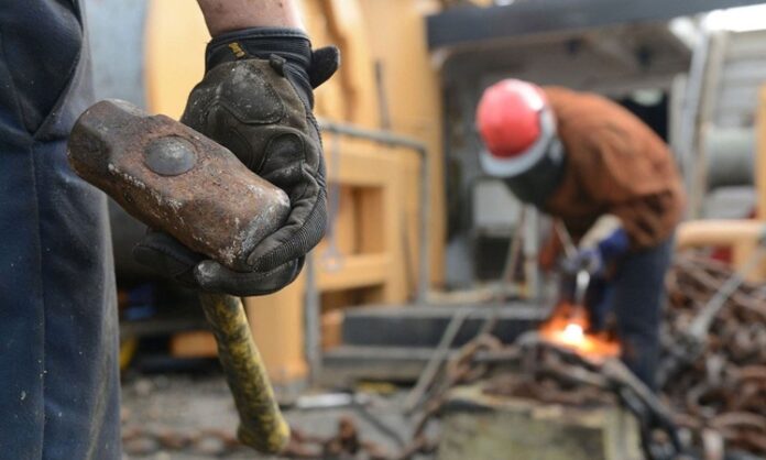 İş hayatının temel düzenleyici unsurlarından biri olan çalışma saatleri, hem çalışan sağlığını korumak hem de verimli bir üretim ortamı oluşturmak amacıyla yasal çerçevelerle sınırlandırılmıştır. Ancak son yıllarda farklı sektörlerden gelen şikâyetler, çalışma saatleri ihlallerinin giderek yaygınlaştığını göstermektedir. Uzun mesailer, kayıtsız fazla çalışma ve dinlenme sürelerine uyulmaması, çalışanların fiziksel ve psikolojik açıdan yıpranmasına neden olmaktadır. Konulu bir haber görseli.
