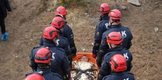 Doğal afetler, büyük kazalar ve beklenmedik felaketler sonrasında en çok umut bağlanan süreçlerin başında canlı kurtarma çalışmaları geliyor. Deprem, göçük, sel ve heyelan gibi olaylarda enkaz altında ya da riskli bölgelerde mahsur kalan vatandaşlara ulaşmak için zamana karşı büyük bir mücadele veriliyor. Uzmanlara göre ilk saatlerde yürütülen profesyonel arama kurtarma faaliyetleri, hayatta kalma ihtimalini ciddi ölçüde artırıyor. Konulu bir haber görseli.