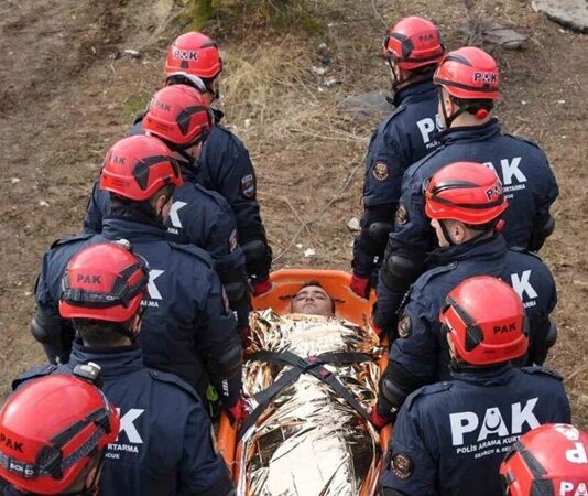 Doğal afetler, büyük kazalar ve beklenmedik felaketler sonrasında en çok umut bağlanan süreçlerin başında canlı kurtarma çalışmaları geliyor. Deprem, göçük, sel ve heyelan gibi olaylarda enkaz altında ya da riskli bölgelerde mahsur kalan vatandaşlara ulaşmak için zamana karşı büyük bir mücadele veriliyor. Uzmanlara göre ilk saatlerde yürütülen profesyonel arama kurtarma faaliyetleri, hayatta kalma ihtimalini ciddi ölçüde artırıyor. Konulu bir haber görseli.