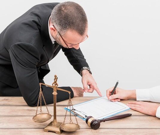 Ceza Kararları Hukuki Süreçlerde Adaletin Belirlenmesi Ceza yargılamasının en kritik aşamalarından biri olan ceza kararları, yalnızca sanıklar ve mağdurlar açısından değil, toplumun adalet algısı bakımından da büyük önem taşır. Mahkemeler tarafından verilen bu kararlar, delillerin değerlendirilmesi, savunmaların incelenmesi ve hukuki normların uygulanması sonucunda şekillenir. Her bir karar, hem bireysel hakları hem de kamu düzenini doğrudan etkileyen sonuçlar doğurur. Konulu bir haber görseli.