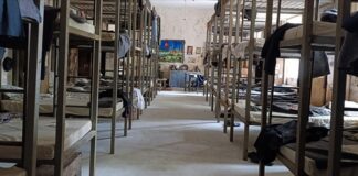 Cezaevinde yaşanan olaylar, kamuoyunun çoğu zaman sınırlı bilgiye sahip olduğu, ancak toplumsal açıdan büyük önem taşıyan konular arasında yer alıyor. Tutuklu ve hükümlülerin günlük yaşamı, güvenlik uygulamaları, disiplin süreçleri ve insan hakları tartışmaları bu başlık altında sıkça gündeme geliyor. Cezaevleri, yalnızca cezalandırma alanları değil, aynı zamanda ıslah ve yeniden topluma kazandırma amacı taşıyan kurumlar olarak tanımlanıyor. Konulu bir haber görseli.