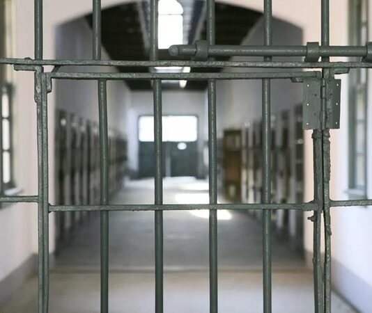 Cezaevleri koşulları, hem hukuk sistemi hem de insan hakları açısından uzun süredir kamuoyunun gündeminde yer alıyor. Suç işleyen bireylerin cezalarını çekerken insan onuruna yakışır şartlarda tutulması, modern hukuk anlayışının temel unsurlarından biri olarak kabul ediliyor. Ancak artan mahkûm sayıları, altyapı yetersizlikleri ve personel sorunları, cezaevlerinde yaşam koşullarını tartışmalı bir noktaya taşıyor. Türkiye’de ve dünyada farklı modeller uygulanırken, uygulamadaki aksaklıklar sık sık gündeme geliyor. Konulu bir haber görseli.