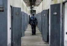 Adalet sisteminin en kritik halkalarından biri olan ceza infaz kurumlarında güvenliğin sağlanması, hem personel hem de hükümlüler açısından büyük önem taşıyor. Son yıllarda artan kapasite, değişen suç profilleri ve teknolojik gelişmeler doğrultusunda cezaevi güvenliği konusunda yeni uygulamalar devreye alınıyor. Yetkililer, güvenliğin yalnızca fiziksel tedbirlerle değil, çok boyutlu bir yaklaşımla ele alınması gerektiğini vurguluyor. Konulu bir haber görseli.