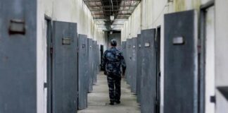 Adalet sisteminin en kritik halkalarından biri olan ceza infaz kurumlarında güvenliğin sağlanması, hem personel hem de hükümlüler açısından büyük önem taşıyor. Son yıllarda artan kapasite, değişen suç profilleri ve teknolojik gelişmeler doğrultusunda cezaevi güvenliği konusunda yeni uygulamalar devreye alınıyor. Yetkililer, güvenliğin yalnızca fiziksel tedbirlerle değil, çok boyutlu bir yaklaşımla ele alınması gerektiğini vurguluyor. Konulu bir haber görseli.