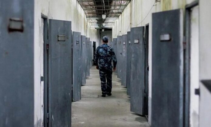 Cezaevlerinde Güvenlik Önlemleri Artırılıyor Yeni Dönem Uygulamaları Dikkat Çekiyor Adalet sisteminin en kritik halkalarından biri olan ceza infaz kurumlarında güvenliğin sağlanması, hem personel hem de hükümlüler açısından büyük önem taşıyor. Son yıllarda artan kapasite, değişen suç profilleri ve teknolojik gelişmeler doğrultusunda cezaevi güvenliği konusunda yeni uygulamalar devreye alınıyor. Yetkililer, güvenliğin yalnızca fiziksel tedbirlerle değil, çok boyutlu bir yaklaşımla ele alınması gerektiğini vurguluyor. Konulu bir haber görseli.