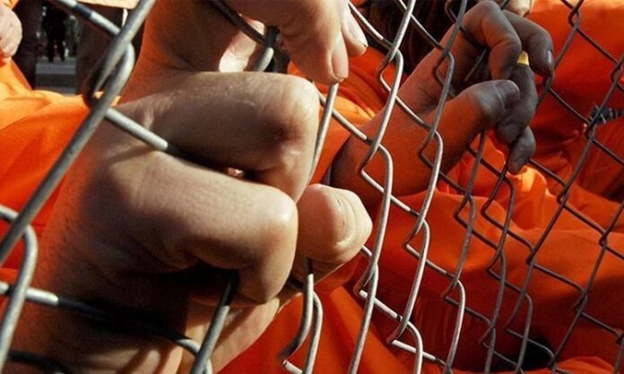 Türkiye’de ve dünyada infaz sistemleri, kamu güvenliğinin sağlanması açısından hayati bir öneme sahip. Mahkemeler tarafından verilen cezaların uygulanma sürecini ifade eden infaz mekanizması, yalnızca hükümlünün cezasını çekmesini değil aynı zamanda topluma yeniden kazandırılmasını da amaçlıyor. Ancak zaman zaman yaşanan mahkum kaçışı vakaları, cezaevlerindeki güvenlik önlemlerini ve denetim süreçlerini yeniden tartışmaya açıyor. Son dönemde farklı ülkelerde yaşanan kaçış olayları, hem teknolojik hem de idari açıdan yeni düzenlemeleri gündeme getirdi. Konulu bir haber görseli.