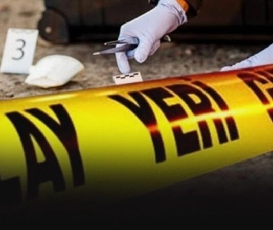 Türkiye’de ve dünyada yaşanan cinayet olayları, kamuoyunda her zaman büyük yankı uyandıran suçlar arasında yer alıyor. Bu tür vakaların çözülmesi, yalnızca adaletin sağlanması açısından değil, aynı zamanda toplumsal güven duygusunun korunması bakımından da büyük önem taşıyor. Güvenlik güçleri, her cinayet vakasında titiz ve çok yönlü bir çalışma yürüterek faillerin tespit edilmesini hedefliyor. Konulu bir haber görseli.