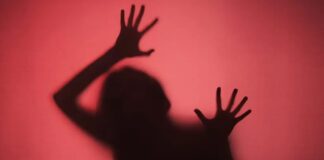 Cinsel saldırı suçu, bireyin vücut dokunulmazlığını ve cinsel özgürlüğünü doğrudan hedef alan, hem bireysel hem de toplumsal etkileri son derece ağır olan suç tiplerinden biridir. Bu suç, yalnızca mağdur üzerinde değil, toplumun tamamında güven duygusunu zedeleyen sonuçlar doğurur. Günümüzde cinsel saldırı, hukuki boyutları, cezai yaptırımları ve toplumsal yansımalarıyla kamuoyunda sıkça tartışılan bir konu haline gelmiştir. Konulu bir haber görseli.