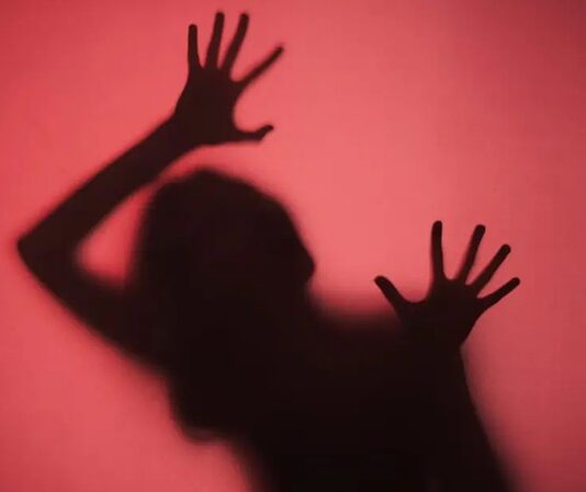 Cinsel saldırı suçu, bireyin vücut dokunulmazlığını ve cinsel özgürlüğünü doğrudan hedef alan, hem bireysel hem de toplumsal etkileri son derece ağır olan suç tiplerinden biridir. Bu suç, yalnızca mağdur üzerinde değil, toplumun tamamında güven duygusunu zedeleyen sonuçlar doğurur. Günümüzde cinsel saldırı, hukuki boyutları, cezai yaptırımları ve toplumsal yansımalarıyla kamuoyunda sıkça tartışılan bir konu haline gelmiştir. Konulu bir haber görseli.