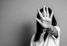 Cinsel taciz suçu, bireyin beden dokunulmazlığına ve kişilik haklarına yönelen, toplumsal yaşamda derin yaralar açan ciddi bir suç türüdür. Cinsel taciz, mağdurun rızası olmaksızın gerçekleşen sözlü, yazılı veya davranışsal nitelikteki her türlü cinsel içerikli eylemi kapsar. Bu suç, yalnızca fiziksel temasla sınırlı değildir; bakış, söz, mesaj ya da ima yoluyla gerçekleştirilen eylemler de cinsel taciz kapsamında değerlendirilir. Konulu bir haber görseli.