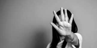 Cinsel taciz suçu, bireyin beden dokunulmazlığına ve kişilik haklarına yönelen, toplumsal yaşamda derin yaralar açan ciddi bir suç türüdür. Cinsel taciz, mağdurun rızası olmaksızın gerçekleşen sözlü, yazılı veya davranışsal nitelikteki her türlü cinsel içerikli eylemi kapsar. Bu suç, yalnızca fiziksel temasla sınırlı değildir; bakış, söz, mesaj ya da ima yoluyla gerçekleştirilen eylemler de cinsel taciz kapsamında değerlendirilir. Konulu bir haber görseli.