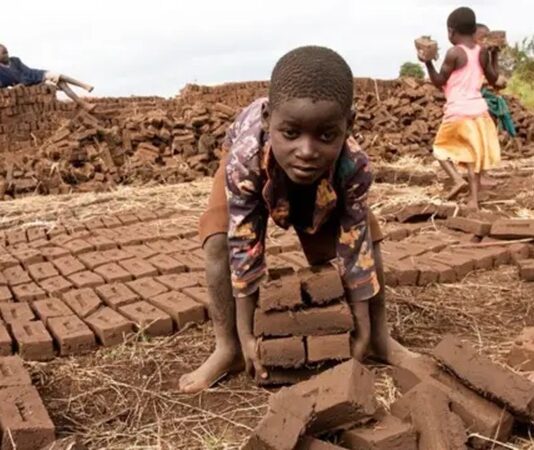 Günümüzde çocuk işçiliği, hem gelişmekte olan ülkelerde hem de gelişmiş ekonomilerde varlığını sürdüren önemli bir toplumsal sorun olarak dikkat çekiyor. Eğitim çağındaki milyonlarca çocuk, okul sıralarında olması gerekirken ağır çalışma koşullarıyla karşı karşıya kalıyor. Uzmanlar, çocuk işçiliğinin yalnızca ekonomik bir mesele olmadığını, aynı zamanda insan hakları, sosyal adalet ve gelecek nesillerin refahı açısından ciddi sonuçlar doğurduğunu vurguluyor. Konulu bir haber görseli.