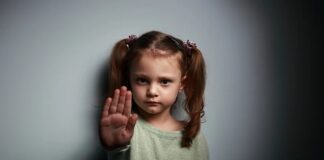 Çocuk istismarı suçu, bir çocuğun fiziksel, duygusal ya da psikolojik bütünlüğüne zarar veren her türlü davranışı kapsayan, toplumun en hassas ve en ağır suçları arasında yer alır. Çocuk istismarı, yalnızca bireysel bir zarar değil, aynı zamanda toplumsal bir travma olarak değerlendirilir. Bu suç, çocuğun gelişim sürecini olumsuz etkileyerek yaşam boyu sürebilecek derin izler bırakabilir. Konulu bir haber görseli.