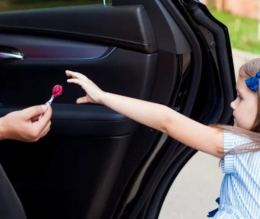 Toplumun en hassas kesimini hedef alan çocuk kaçırma, yalnızca bireysel aileleri değil, kamusal güvenlik algısını da derinden etkileyen bir suç türü olarak öne çıkıyor. Günümüzde farklı nedenlerle gerçekleşen çocuk kaçırma vakaları, şehirleşmenin artması, dijital iletişimin yaygınlaşması ve sosyal bağların zayıflaması gibi etkenlerle daha karmaşık bir hâl alıyor. Bu durum, hem önleyici politikaların hem de farkındalık çalışmalarının önemini artırıyor. Konulu bir haber görseli.