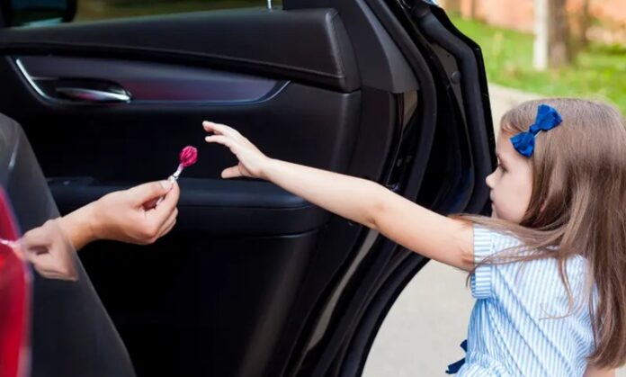 Toplumun en hassas kesimini hedef alan çocuk kaçırma, yalnızca bireysel aileleri değil, kamusal güvenlik algısını da derinden etkileyen bir suç türü olarak öne çıkıyor. Günümüzde farklı nedenlerle gerçekleşen çocuk kaçırma vakaları, şehirleşmenin artması, dijital iletişimin yaygınlaşması ve sosyal bağların zayıflaması gibi etkenlerle daha karmaşık bir hâl alıyor. Bu durum, hem önleyici politikaların hem de farkındalık çalışmalarının önemini artırıyor. Konulu bir haber görseli.