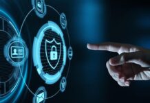 Küresel ölçekte yaşanan siyasi, teknolojik ve toplumsal dönüşümler, güvenlik politikaları kavramını her zamankinden daha merkezi bir konuma taşımıştır. Devletlerden özel sektöre, kamu kurumlarından bireylere kadar geniş bir alanı etkileyen güvenlik anlayışı, artık yalnızca fiziki tehditlerle sınırlı değildir. Dijitalleşme, küreselleşme ve bilgiye erişimin hızlanması, güvenliğin çok boyutlu ele alınmasını zorunlu kılmaktadır. Bu nedenle modern güvenlik politikaları, önleyici, kapsayıcı ve sürdürülebilir bir yaklaşım üzerine inşa edilmektedir. Konulu bir haber görseli.