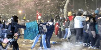 Toplantı ve gösteri suçları, demokratik toplumlarda ifade özgürlüğü ile kamu düzeni arasındaki hassas dengeyi yeniden gündeme taşıyan önemli başlıklardan biri olarak öne çıkıyor. Bireylerin düşüncelerini barışçıl yollarla ifade etmesi, anayasal bir hak olarak kabul edilirken bu hakkın kullanımı sırasında ortaya çıkan ihlaller toplantı ve gösteri suçları kapsamında değerlendirilebiliyor. Özellikle son yıllarda artan toplumsal hareketlilik, bu konunun kamuoyunda daha sık tartışılmasına neden oluyor. Konulu bir haber görseli.