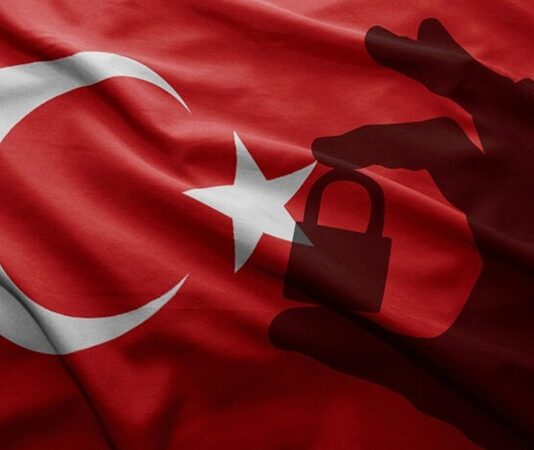 Devletlerin en temel sorumluluklarından biri, vatandaşlarının güvenliğini sağlamak ve kamu düzenini korumaktır. Bu çerçevede ele alınan devlet güvenlik olayları, yalnızca anlık krizler olarak değil, uzun vadeli politikaların ve toplumsal dengelerin bir parçası olarak değerlendirilir. Güvenlik alanında yaşanan her gelişme, devletin kurumsal reflekslerini, hukuk sistemini ve toplumla kurduğu ilişkiyi doğrudan etkiler. Konulu bir haber görseli.