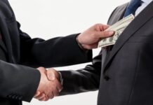 Devlet yapısının temelini oluşturan şeffaflık, hesap verebilirlik ve adalet ilkeleri, devlet yolsuzlukları ile ciddi biçimde zedelenebiliyor. Kamu gücünün kişisel ya da dar grup çıkarları için kullanılması anlamına gelen yolsuzluk, yalnızca ekonomik kayıplara yol açmıyor; aynı zamanda toplumun devlete olan güvenini de sarsıyor. Bu tür olaylar ortaya çıktığında, etkileri uzun yıllar boyunca hissedilebiliyor. Konulu bir haber görseli.