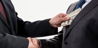 Devlet yapısının temelini oluşturan şeffaflık, hesap verebilirlik ve adalet ilkeleri, devlet yolsuzlukları ile ciddi biçimde zedelenebiliyor. Kamu gücünün kişisel ya da dar grup çıkarları için kullanılması anlamına gelen yolsuzluk, yalnızca ekonomik kayıplara yol açmıyor; aynı zamanda toplumun devlete olan güvenini de sarsıyor. Bu tür olaylar ortaya çıktığında, etkileri uzun yıllar boyunca hissedilebiliyor. Konulu bir haber görseli.