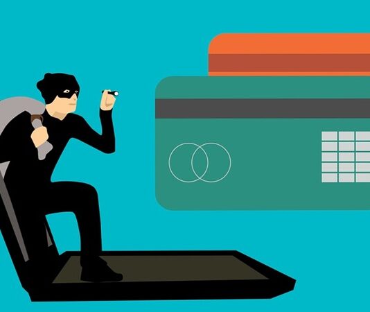 Dijitalleşmenin hız kazanmasıyla birlikte kişisel verilerin değeri hiç olmadığı kadar arttı. Bankacılıktan sosyal medyaya, e-devlet işlemlerinden online alışverişe kadar pek çok alanda kimlik bilgileri üzerinden yürütülen sistemler, kimlik dolandırıcılığı suçlarını da ciddi biçimde artırdı. Artık dolandırıcılar sadece fiziksel belgeleri taklit etmiyor, dijital ayak izleri üzerinden bireylerin hayatına sızabiliyor. Bu durum hem bireysel mağduriyetleri hem de toplumsal güven sorunlarını beraberinde getiriyor. Konulu bir haber görseli.