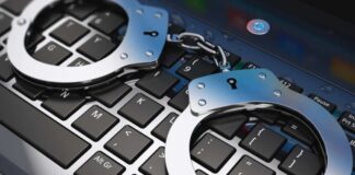 Teknolojinin hızlı gelişimi, günlük yaşamı kolaylaştırdığı kadar suç olgusunu da köklü biçimde dönüştürmektedir. İnternet, mobil cihazlar ve dijital sistemler sayesinde iletişim ve bilgiye erişim hızlanırken, suç ve teknoloji arasındaki ilişki de giderek daha karmaşık bir hâl almaktadır. Geleneksel suç türleri dijital ortama taşınmakta, bunun yanında tamamen yeni suç biçimleri ortaya çıkmaktadır. Bu durum, bireylerin güvenlik algısını ve devletlerin suçla mücadele yöntemlerini yeniden şekillendirmektedir. Konulu bir haber görseli.