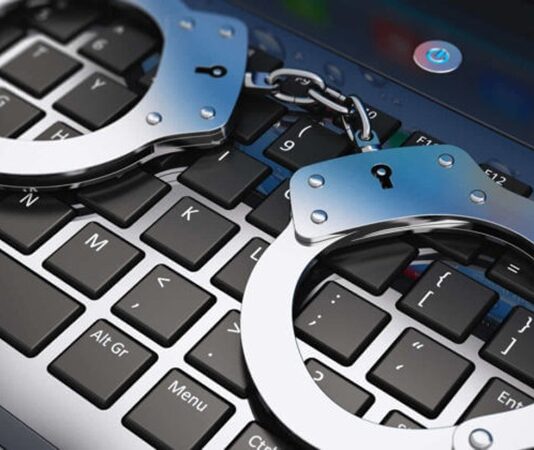 Teknolojinin hızlı gelişimi, günlük yaşamı kolaylaştırdığı kadar suç olgusunu da köklü biçimde dönüştürmektedir. İnternet, mobil cihazlar ve dijital sistemler sayesinde iletişim ve bilgiye erişim hızlanırken, suç ve teknoloji arasındaki ilişki de giderek daha karmaşık bir hâl almaktadır. Geleneksel suç türleri dijital ortama taşınmakta, bunun yanında tamamen yeni suç biçimleri ortaya çıkmaktadır. Bu durum, bireylerin güvenlik algısını ve devletlerin suçla mücadele yöntemlerini yeniden şekillendirmektedir. Konulu bir haber görseli.